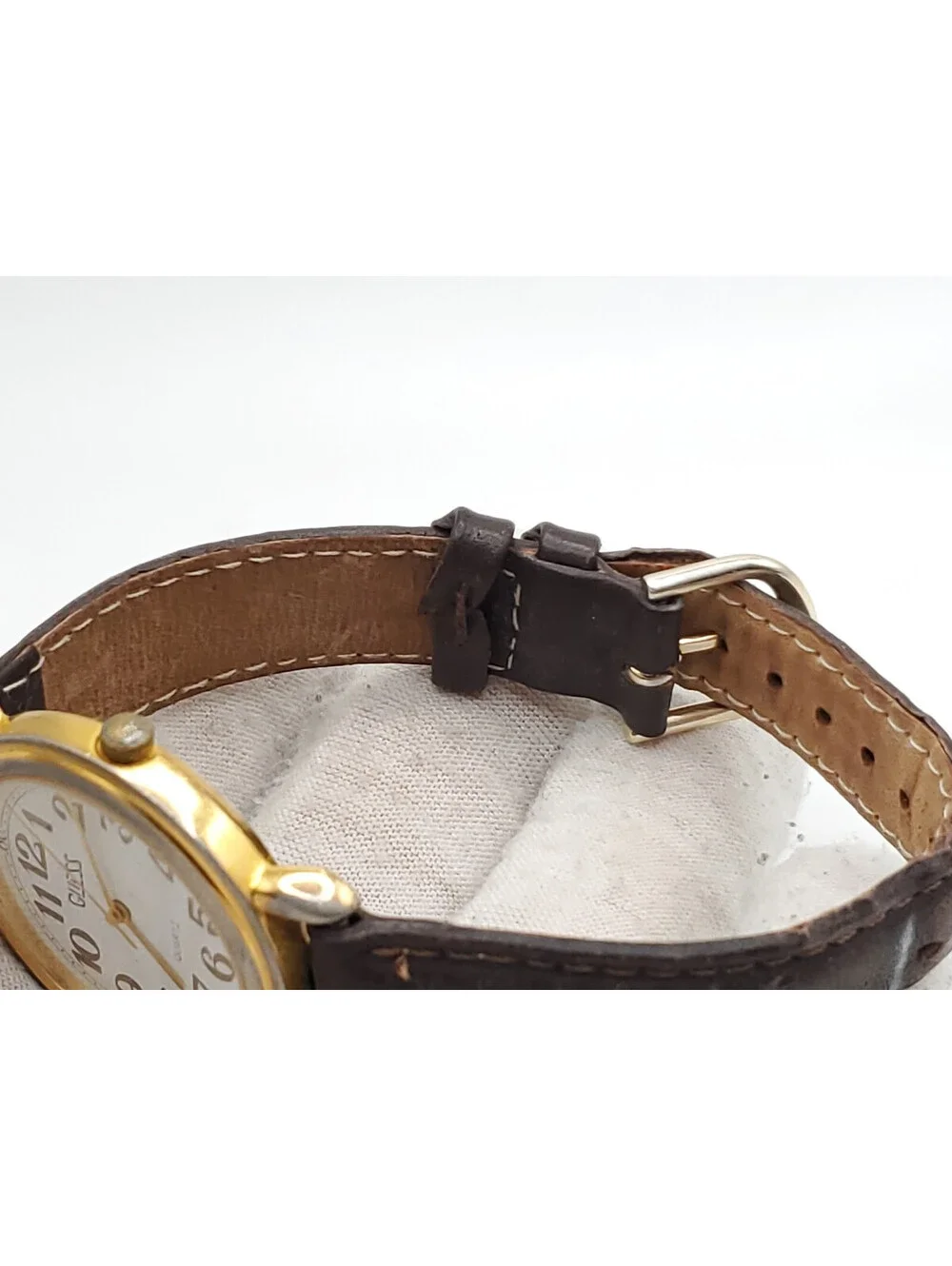 Vintage 1990 Guess Quartz Womens Watch New Battery White Dial Gold Tone 33mm